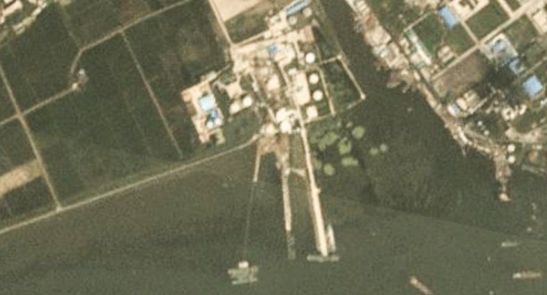 Corea del orte continúa trabajando en un nuevo muelle en su instalación primaria de petróleo a lo largo de junio y agosto, las imágenes de satélite revelan