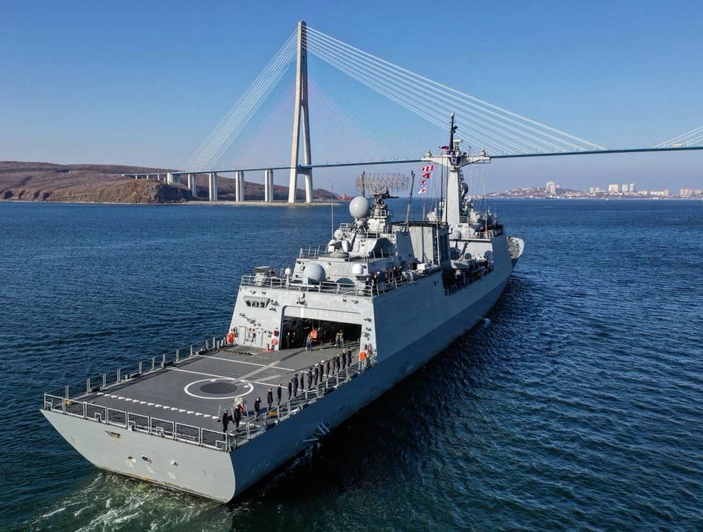Three Korean warships from the Republic of Korea Navy are in RussiaRussia. Destroyer 'Dae Jo Yeong'and landing ships ' Cheon Wang Bong' and 'Chul Bong' pulled into Vladivostok on Monday for a goodwill visit hosted by Russian Navy. 