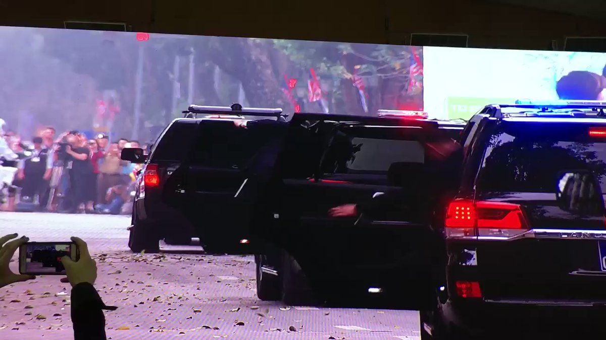 Kim Jong Un's Mercedes-Benz left the Metropole Hotel at 1325 local time. It seems that a joint singning cermeony has been canceled.  
