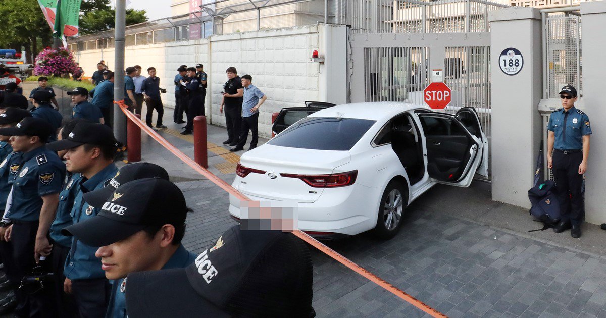 Police arrested a man who rammed,  the United States Embassy in Gwanghwamun, Seoul. At 5:45 p.m. on June 25, a man was detained by police as he rammed with a car toward the U.S. Embassy in Gwanghwamun, Seoul.