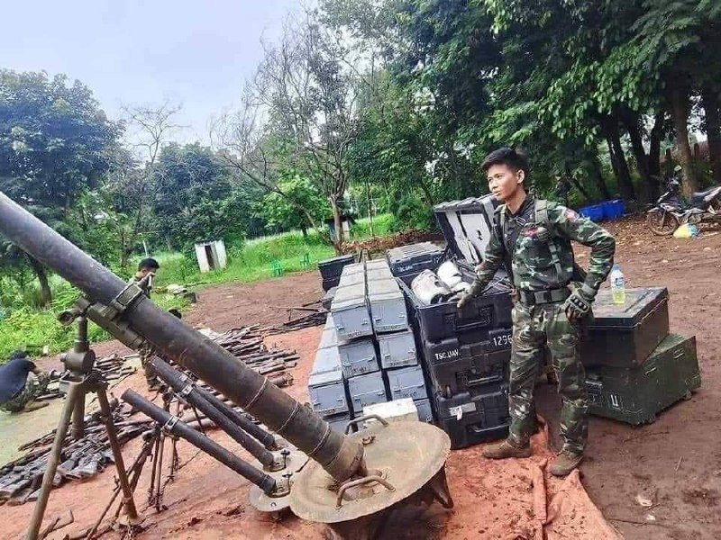 Les rebelles chinois Han du Myanmar ont saisi des armes russes et nord-coréennes à l'avant-poste de la junte du Myanmar. Un drone de reconnaissance Orlan-10E de fabrication russe et des roquettes de 122 mm fabriquées par la RPDC, qui sont devenus des trophées des rebelles dans l'un des avant-postes de l'armée gouvernementale capturés dans l'État Shan. Des drones en version export ont été achetés par le Myanmar en 2021. De plus, lors de la capture de la ville de Sintgu, la première de la région de Mandalay, en plus des armes, des panneaux de contrôle pour drones et des stations de guerre électronique portables ont été capturés.