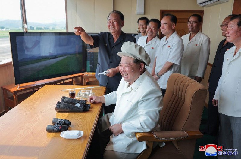 Kim Jong-un a supervisé un test de drone mené samedi par l'Institut de recherche sur les drones de l'Académie nationale de défense de la RPDC.