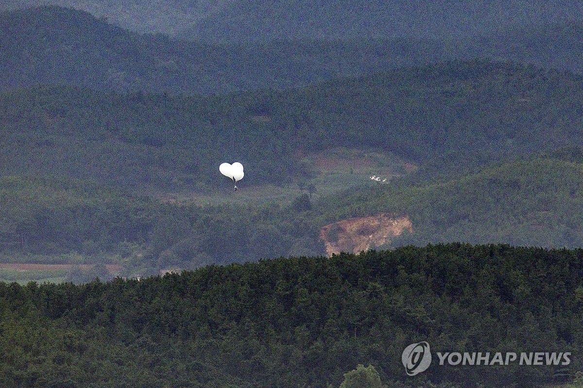 Corea del Norte volvió a lanzar unos 20 globos de basura, pero volaron hacia el norte.