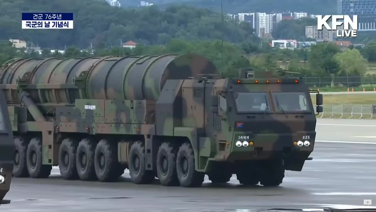 Südkorea hat seinen strategischen Raketenkomplex Hyunmoo-V öffentlich vorgestellt und präsentiert damit die angeblich stärkste nichtnukleare ballistische Rakete der Welt.