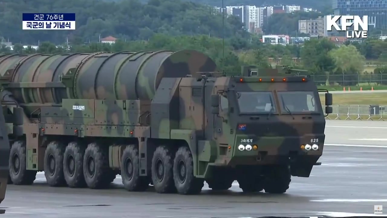 Südkorea hat seinen strategischen Raketenkomplex Hyunmoo-V öffentlich vorgestellt und präsentiert damit die angeblich stärkste nichtnukleare ballistische Rakete der Welt.