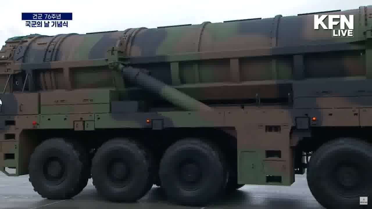 Südkorea hat seinen strategischen Raketenkomplex Hyunmoo-V öffentlich vorgestellt und präsentiert damit die angeblich stärkste nichtnukleare ballistische Rakete der Welt.