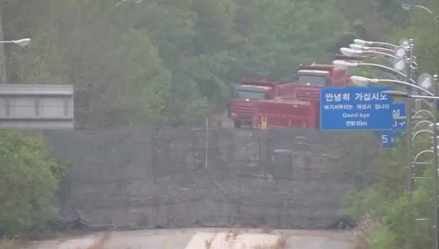 Südkoreanisches Militär veröffentlicht neues Video von Nordkoreas Sprengung von zwei Straßen/Eisenbahnstrecken, die die beiden Koreas verbanden