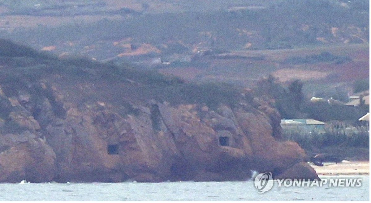 Esta imagen de Yonhap muestra las puertas abiertas de artillería costera norcoreana junto a la isla de Yeonpyeong. El número de personal identificado en algunas posiciones de artillería ha aumentado junto con oficiales militares de alto rango, dice el personal militar de Corea del Sur