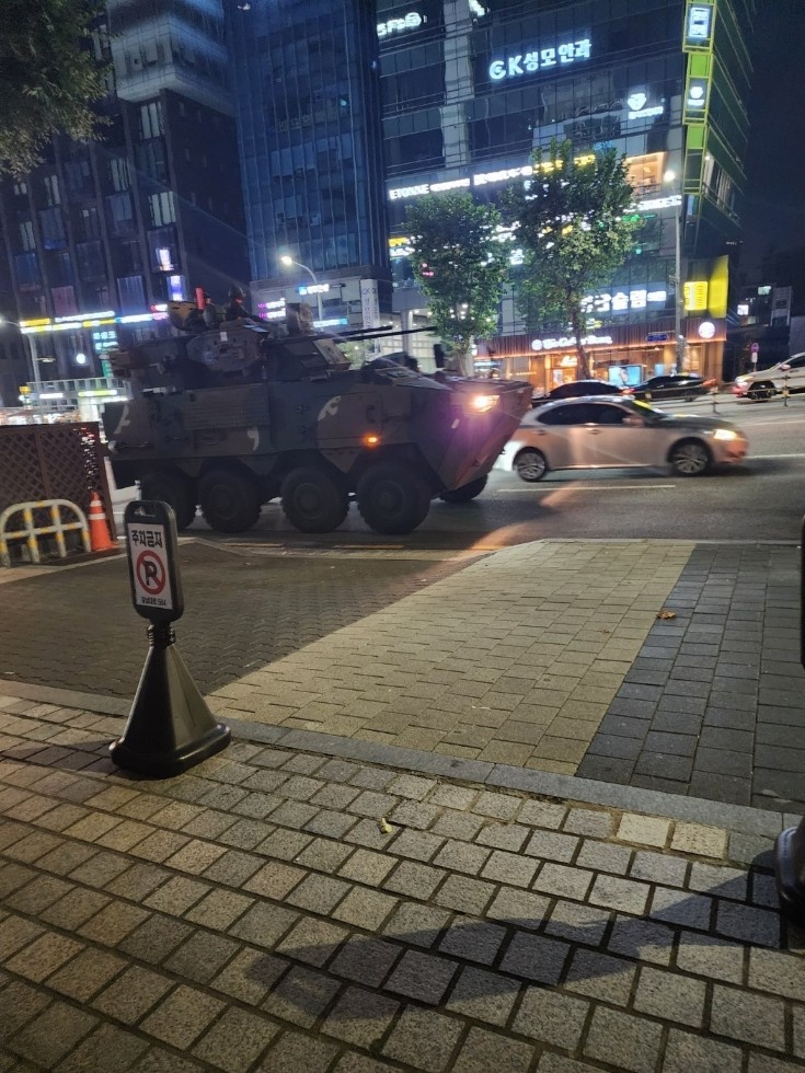 Ein Panzerwagen des südkoreanischen Hauptstadtverteidigungskommandos wird am Dienstagabend in der Nähe des Bahnhofs Sadang im Süden Seouls eingesetzt.