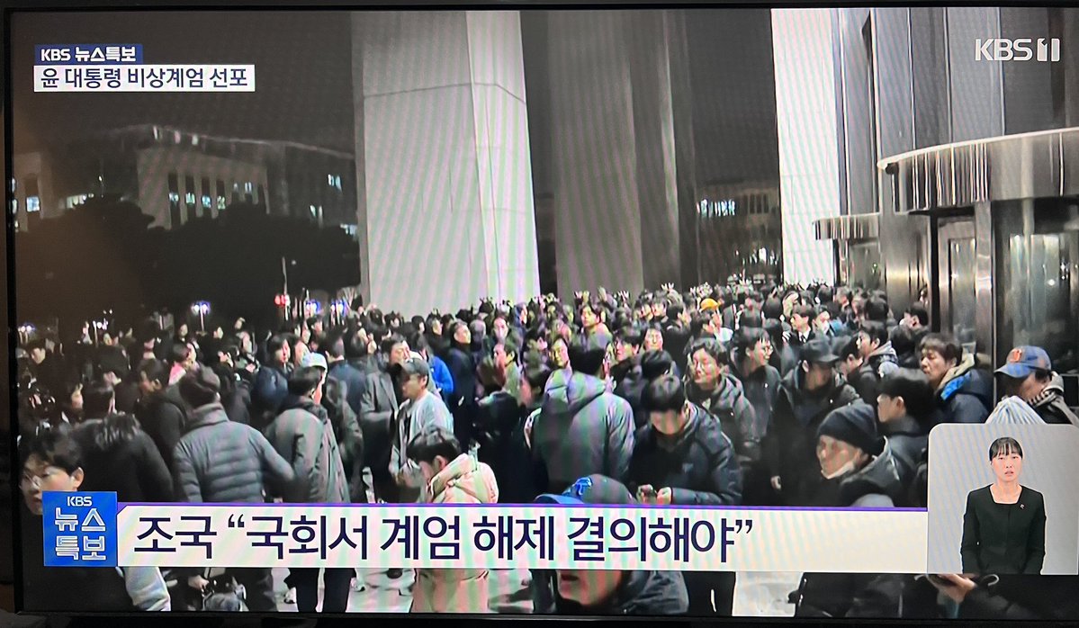 Jubel bricht aus, als sich die Soldaten vom Gebäude zurückziehen. Bislang ist es dem südkoreanischen Volk gelungen, die Soldaten davon abzuhalten, das Parlament zu betreten.