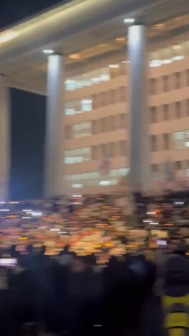 Tableau dramatique sur les marches de l'Assemblée nationale de Corée du Sud, alors que des gens avec des tambours, des bougies et des chants à l'unisson jurent de continuer à protester jusqu'à ce que le président Yoon quitte ses fonctions