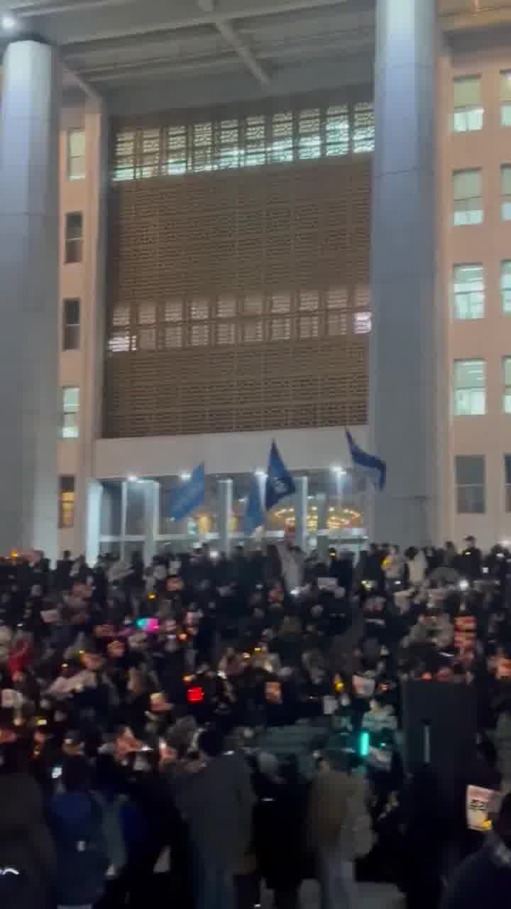 Dramatische Szene auf den Stufen der südkoreanischen Nationalversammlung: Menschen mit Trommeln, Kerzen und im Chor singend schwören, weiter zu protestieren, bis Präsident Yoon sein Amt verlässt