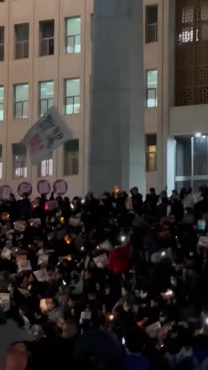 Tableau dramatique sur les marches de l'Assemblée nationale de Corée du Sud, alors que des gens avec des tambours, des bougies et des chants à l'unisson jurent de continuer à protester jusqu'à ce que le président Yoon quitte ses fonctions