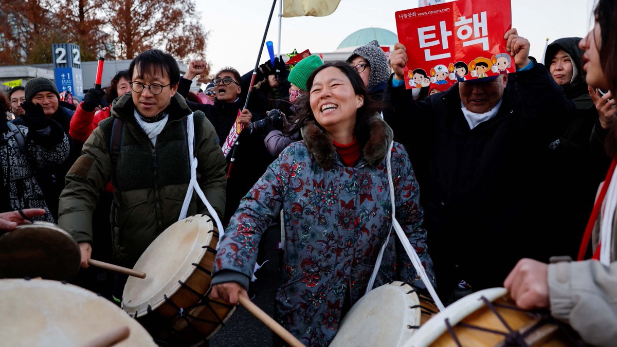 Der südkoreanische Präsident Yoon Suk Yeol wurde am Samstag seines Amtes enthoben, nachdem die Abgeordneten in der Nationalversammlung abgestimmt hatten. Zahlreiche Demonstranten feierten auf den Straßen