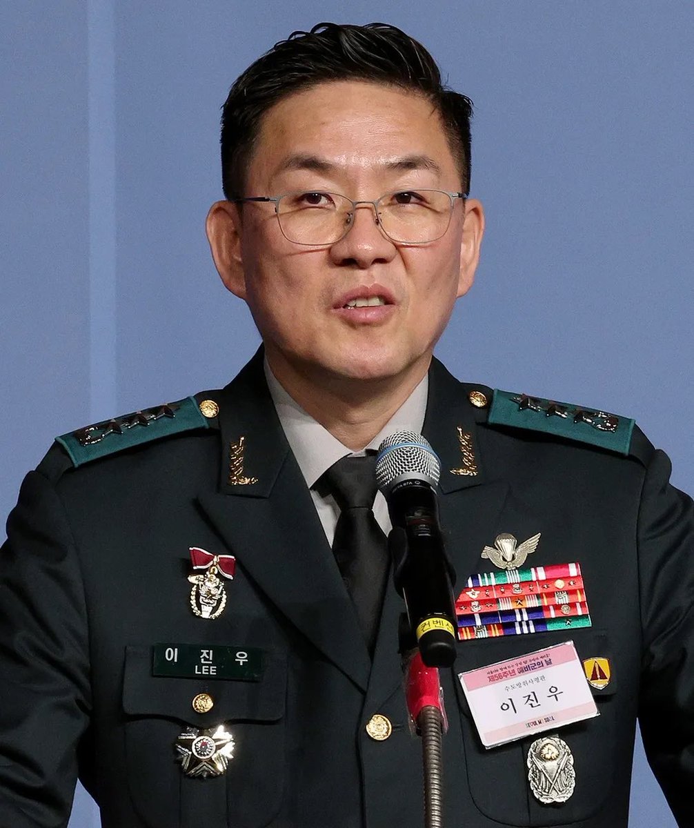 Les procureurs sud-coréens demandent un mandat d'arrêt contre le lieutenant-général Lee Jin-woo, chef du commandement de la défense de la capitale, pour son implication dans le complot de la loi martiale mené par le président destitué Yoon Suk Yeol. Lee est détenu depuis vendredi et a été interrogé samedi par les enquêteurs.