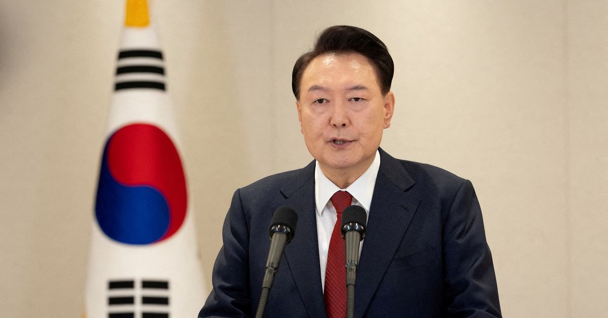 South Korean authorities make new attempt to raid presidential office, Yonhap reports