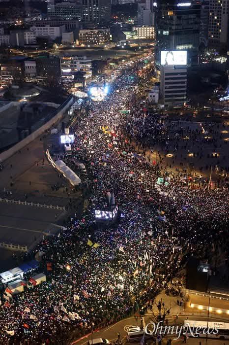 Hunderttausende Südkoreaner marschieren durch die Innenstadt von Seoul und fordern den sofortigen Rücktritt von Yoon Suk Yeol, unbeirrt von den Minustemperaturen. Am letzten Samstag des Jahres 2024 leuchtet ein Meer aus Jubelstäben wie Sterne und erhellt die bitterkalte Nacht von Seoul, während mehr als 500.000 Südkoreaner protestieren, um Yoon Suk Yeols Rücktritt wegen seines kurzlebigen Kriegsrechtsdekrets zu fordern.