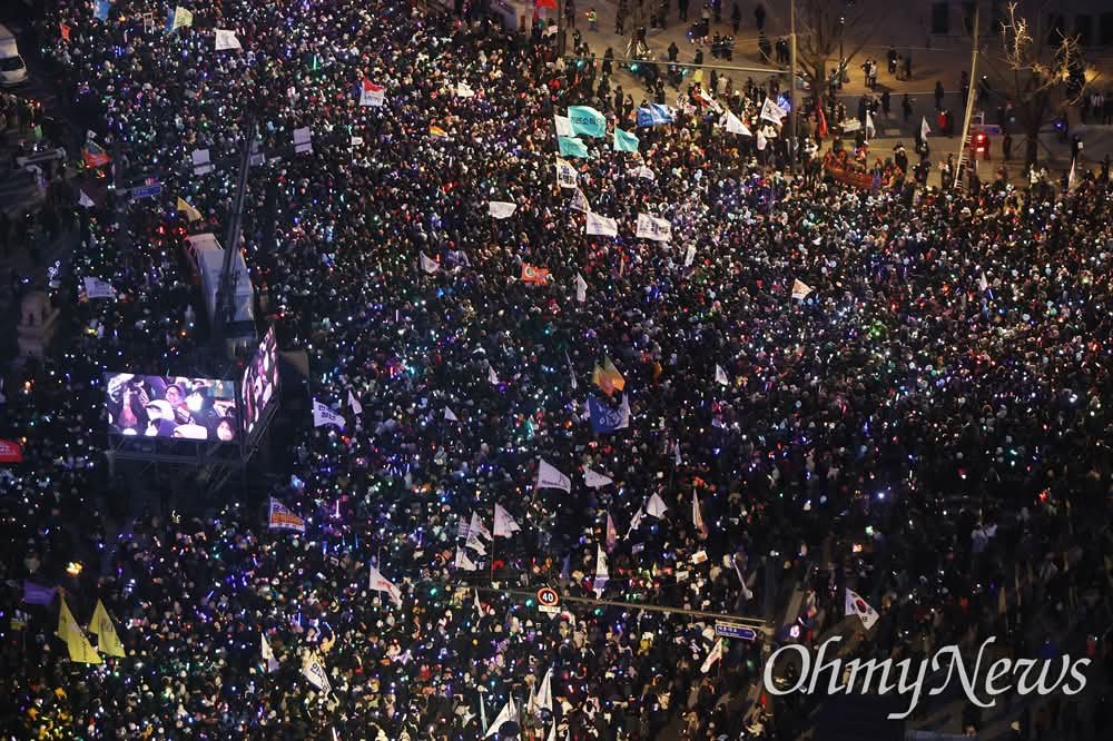 Hundreds of thousands of South Koreans march through central Seoul demanding the immediate resignation of Yoon Suk Yeol, undeterred by sub-zero temperatures. On the last Saturday of 2024, an ocean of cheering sticks shine like stars, lighting the bitter cold night of Seoul as more than 500,000 South Koreans protest to demand Yoon Suk Yeol resign over his short-lived martial law decree