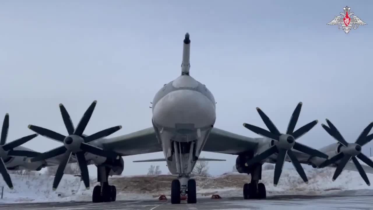 Video des russischen Verteidigungsministeriums vom Flug zweier Langstreckenbomber des Typs Tu-95MS über das Ochotskische Meer und das Japanische Meer (Ostmeer). Die Flugdauer betrug mehr als 8 Stunden. Die Bomber wurden von Flugzeugen des Typs Su-35S und Su-30SM der russischen Luft- und Raumfahrtstreitkräfte eskortiert.