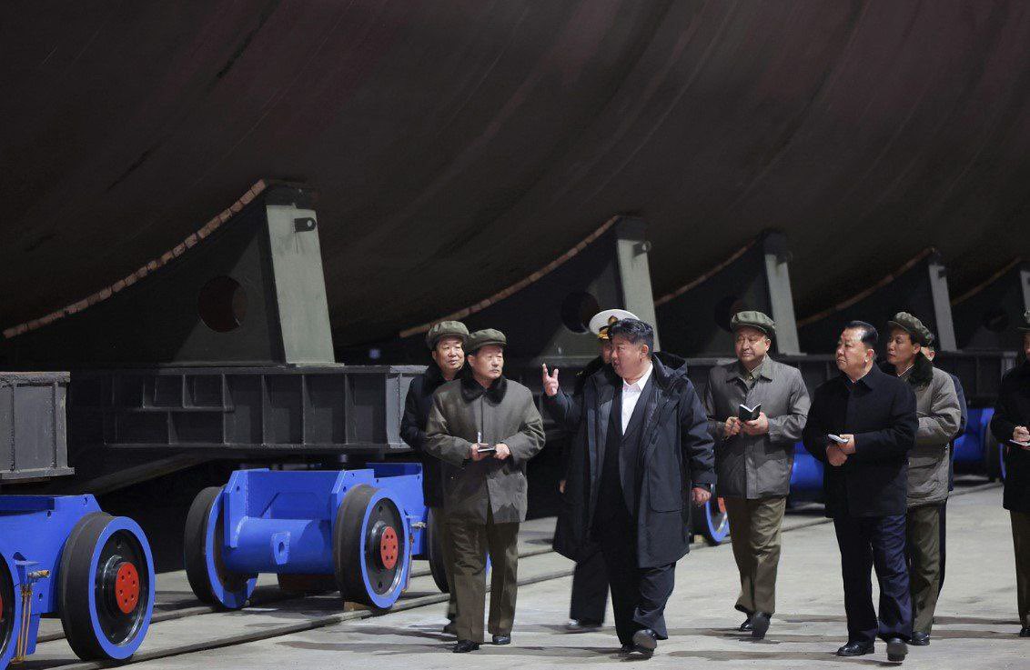 North Korea unveils its first nuclear-powered submarine, weighing between 6,000 and 7,000 tons and capable of carrying 10 ballistic missiles, an absolute warning according to Kim Jong-un. Its commissioning is scheduled for 2027-2028