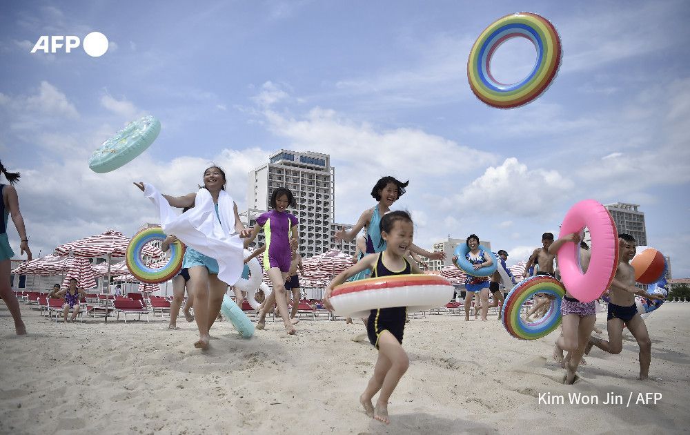 Corea del Norte ha prohibido el acceso de extranjeros a un balneario recién inaugurado, un proyecto predilecto de Kim Jong Un. Los medios estatales habían dicho previamente que se esperaban visitas de grupos turísticos rusos a la zona turística costera de Wonsan-Kalma.